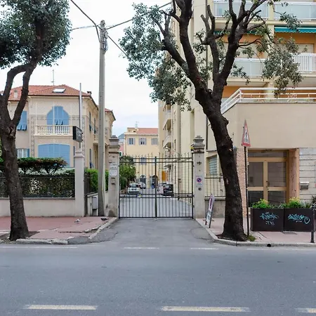 Altido Family Apt For 6, Right Next To The